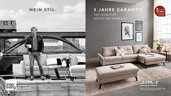Werbung für Interliving Sofas mit 5 Jahren Garantie. Links Mann auf Sofa vor Brücke, rechts modernes Sofa in stilvollem Wohnzimmer.